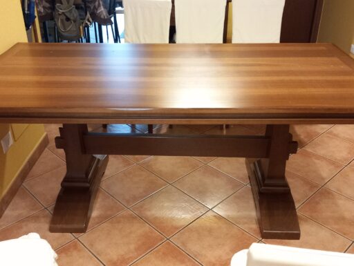 Tavolo in legno rettangolare