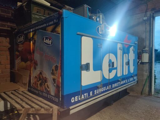 Gruppo/cassone frigorifero e refrigerante isotermico