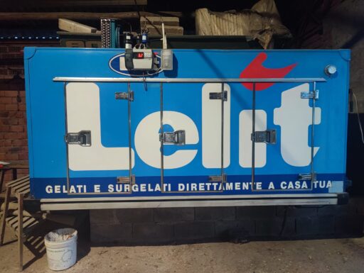 Gruppo/cassone frigorifero e refrigerante isotermico