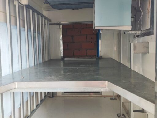 Gruppo/cassone frigorifero e refrigerante isotermico