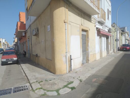 Numero 2 locali uso commerciale in san donaci, via g. grassi 120