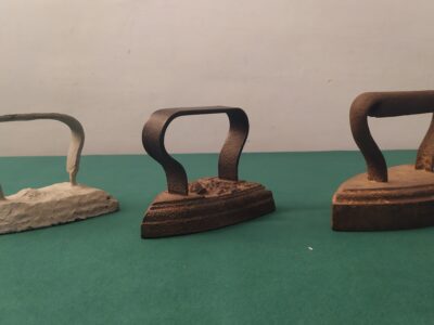 Ferri da stiro antichi in ghisa