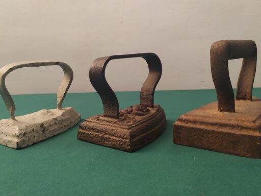 Ferri da stiro antichi in ghisa