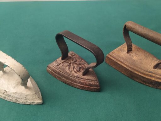 Ferri da stiro antichi in ghisa