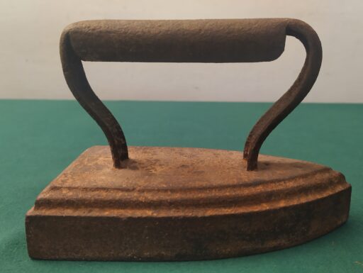 Ferri da stiro antichi in ghisa