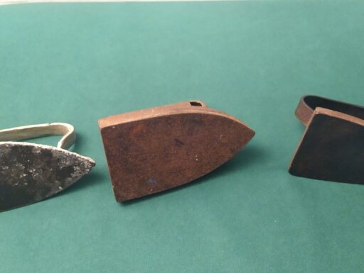 Ferri da stiro antichi in ghisa