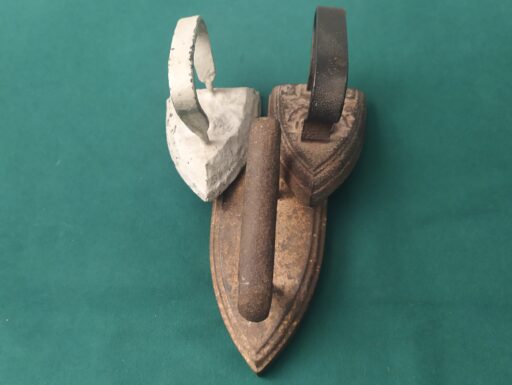 Ferri da stiro antichi in ghisa