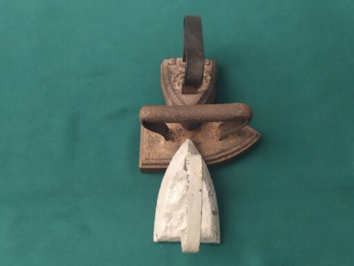 Ferri da stiro antichi in ghisa