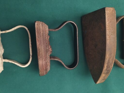 Ferri da stiro antichi in ghisa