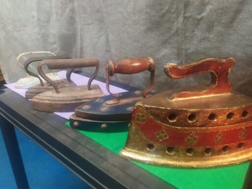 Ferri da stiro d'epoca-ghisa e legno