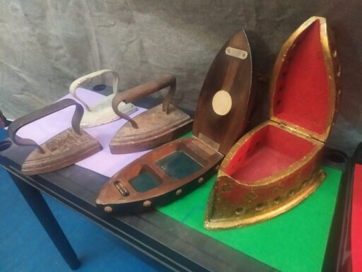 Ferri da stiro d'epoca-ghisa e legno