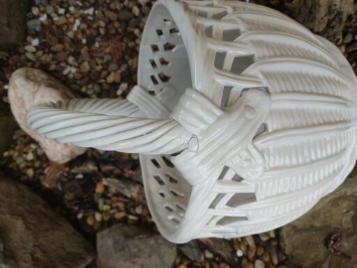 Cesto in ceramica bianca