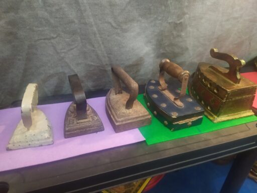 Ferri da stiro d'epoca-ghisa e legno