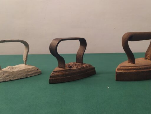 Ferri da stiro d'epoca-ghisa e legno