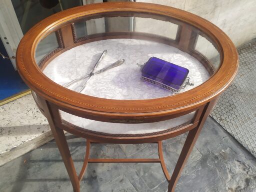 Tavolino bacheca ovale