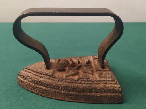 Ferri da stiro d'epoca-ghisa e legno