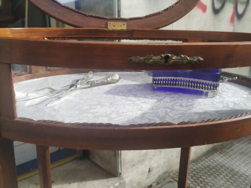 Tavolino bacheca ovale