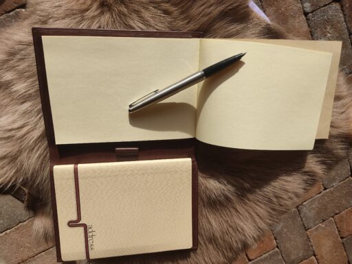 Piccola pelletteria portafogli-chiavi- agende cinture.ecc..