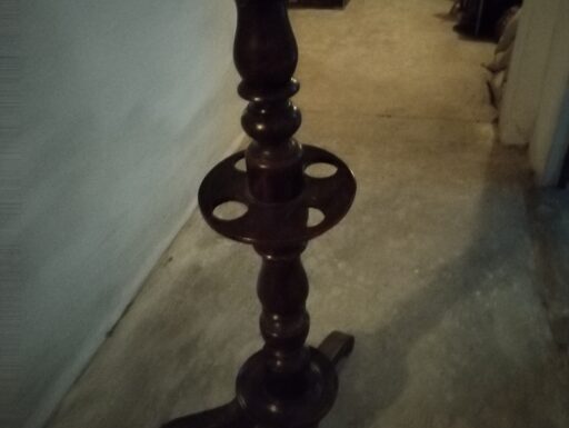 Vecchio attaccapanni a stelo in legno