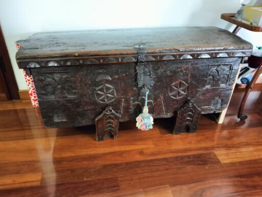 Cassapanca spagnola antica