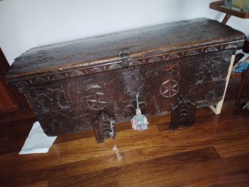 Cassapanca spagnola antica