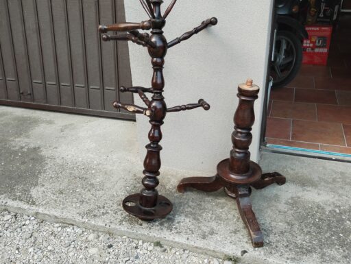 Vecchio attaccapanni a stelo in legno