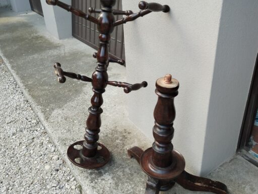 Vecchio attaccapanni a stelo in legno