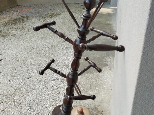 Vecchio attaccapanni a stelo in legno