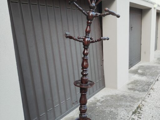 Vecchio attaccapanni a stelo in legno