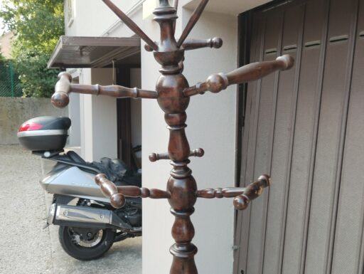 Vecchio attaccapanni a stelo in legno