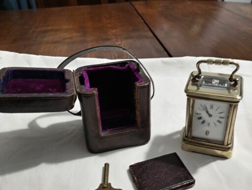 Vecchio orologio da viaggio officier e custodia