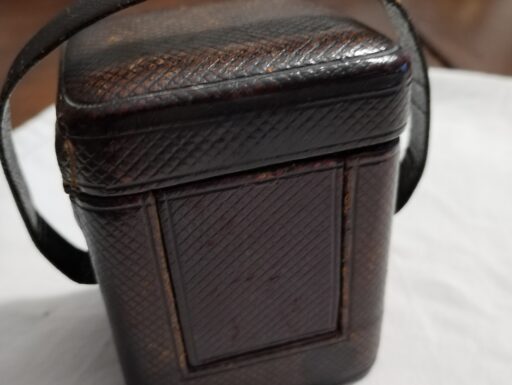 Vecchio orologio da viaggio officier e custodia