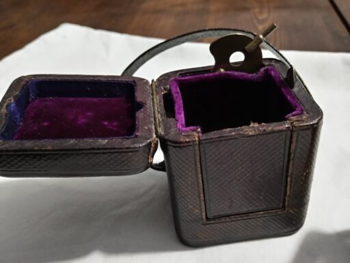 Vecchio orologio da viaggio officier e custodia