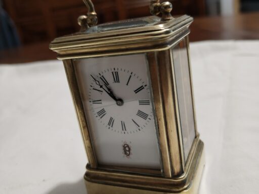 Vecchio orologio da viaggio officier e custodia