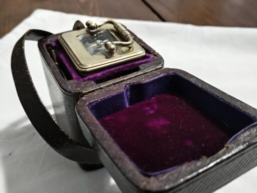 Vecchio orologio da viaggio officier e custodia