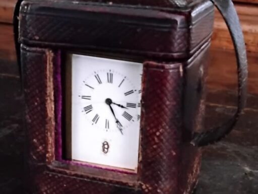 Vecchio orologio da viaggio officier e custodia