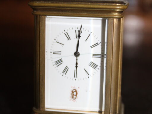 Vecchio orologio da viaggio officier e custodia