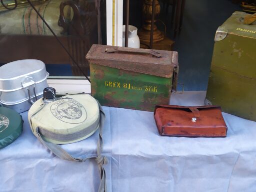 Militaria legno-metallo: gavette borracce giberna cassette