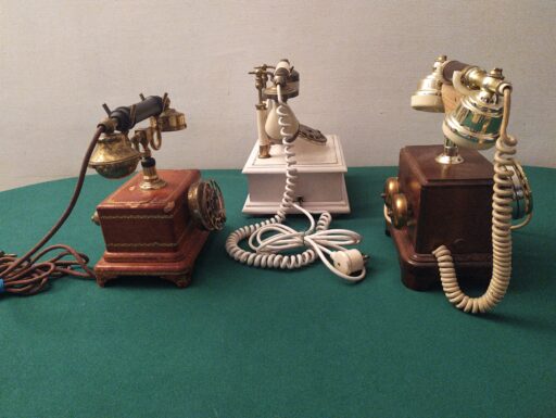 Telefoni in legno d'epoca