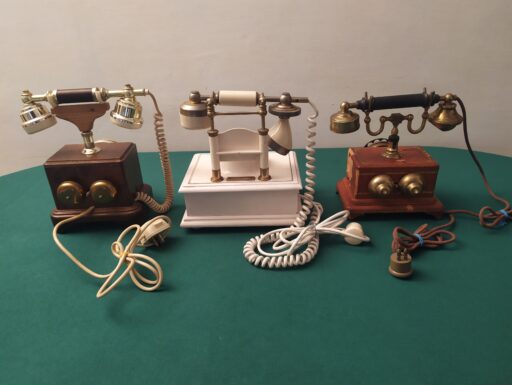 Telefoni in legno d'epoca