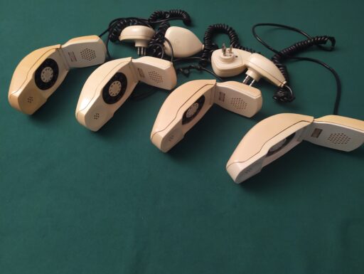 Telefoni d'epoca "grillo"