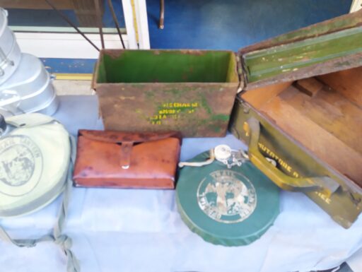 Militaria legno-metallo: gavette borracce giberna cassette