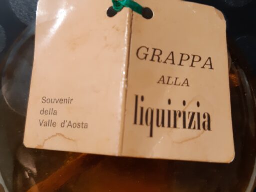 Antica bottiglia di grappa alla liquirizia