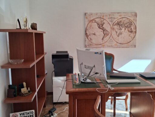 Stanza uso studio in condivisione in condominio signorile