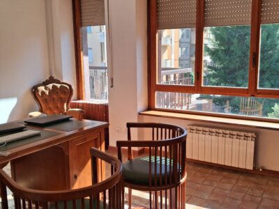 Stanza uso studio in condivisione in condominio signorile