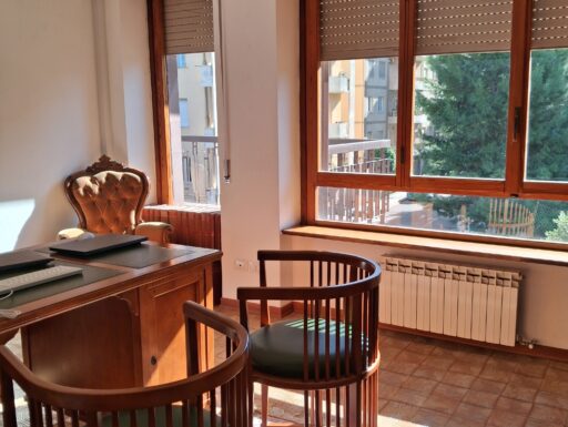 Stanza uso studio in condivisione in condominio signorile