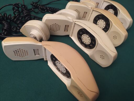 Telefoni d'epoca "grillo"
