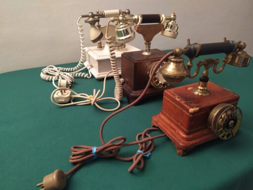 Telefoni in legno d'epoca