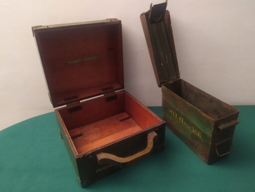 Militaria legno-metallo: gavette borracce giberna cassette