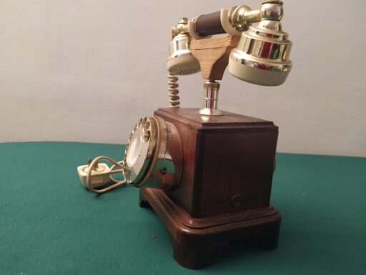 Telefoni in legno d'epoca